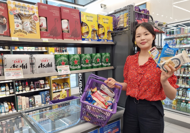 BGF리테일 직원이 CU 편의점에서 아이스크림을 골라 보이고 있다. ⓒBGF리테일