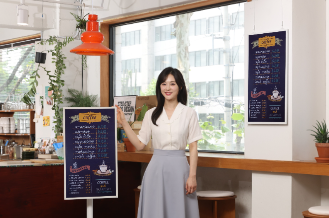 삼성전자 모델이 초저전력 디지털 광고판 '삼성 컬러 이페이퍼'를 소개하고 있다. ⓒ삼성전자