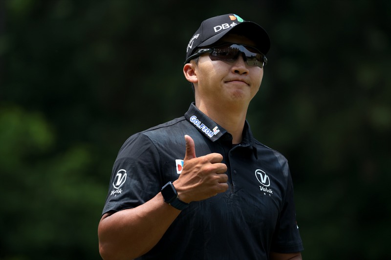 김홍택이 KPGA 투어 백송홀딩스-아시아드CC 부산오픈 최종라운드 때 버디를 잡은 후 엄지척 세리머니를 하고 있다. /KPGA