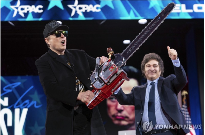 머스크 CEO가 8일(현지시간) 아르헨티나 정부의 재정 긴축 정책을 예로 들며 트럼프 대통형의 감세법안을 우회적으로 비난했다. 사진=AP, 연합뉴스