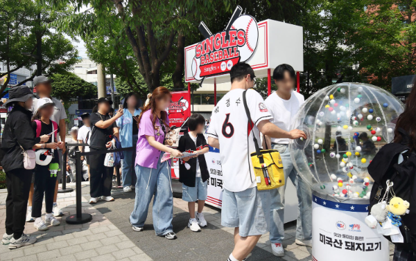 미국육류수출협회가 6월 7일 패션·라이프스타일 매거진 ‘싱글즈’와 함께 경기도 수원에 위치한 야구장에서 미국산 돼지고기의 우수한 맛과 영양학적 가치를 알리는 소비자 행사를 진행했다.