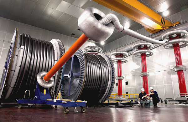 LS전선 직원이 구미 공장에서 초고압 직류(HVDC) 케이블을 테스트하고 있다. ⓒ LS전선