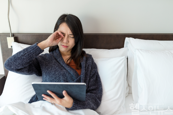눈의 이물감이나 통증이 계속된다면, 안구건조증이 아니라 결막결석일 수 있으므로 정확한 진단이 필요하다. (클립아트코리아)
