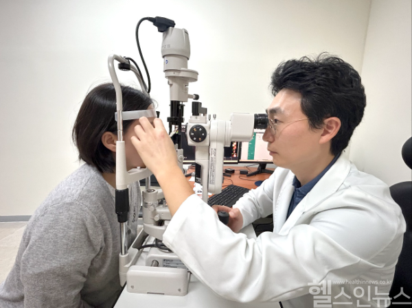 장영준 정근안과병원 원장의 외래 진료 모습 (온병원 제공)