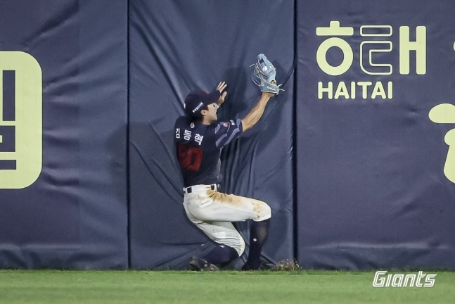 호수비를 펼치고 펜스에 충돌한 롯데 우익수 김동혁 / 사진=연합뉴스
