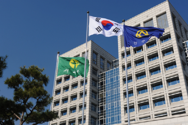 진주시는 충전 대기 중 흡연으로 인한 간접흡연 피해와 화재 등 안전사고를 예방하기 위해 전기·수소차 등 환경친화적 자동차 충전시설을 금연구역으로 지정했다. (진주시 제공)