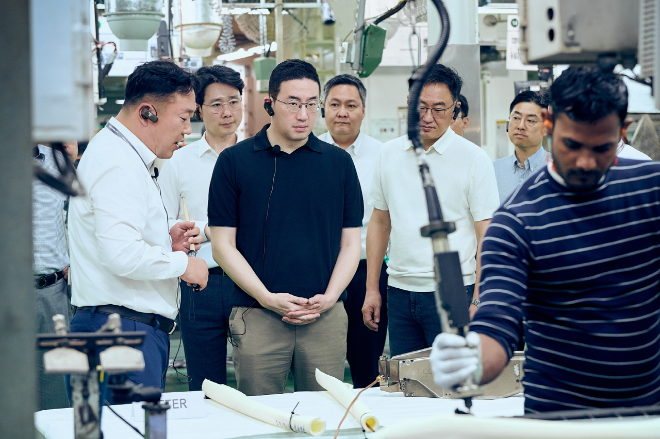 구광모 LG회장이 인도 뉴델리에 위치한 LG전자 노이다 생산공장을 방문해 에어컨 생산 과정을 살펴보고 있다.ⓒ㈜LG