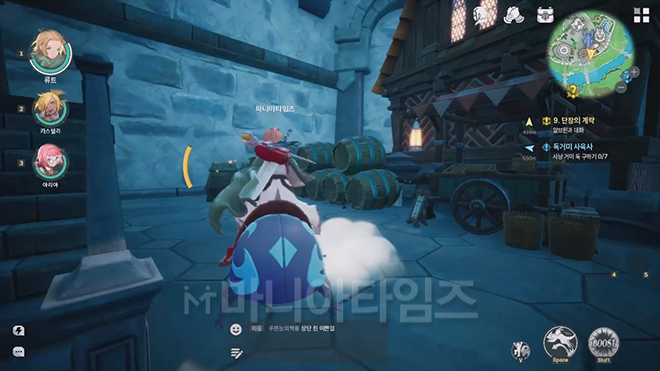 CBT 버전 '드래곤 소드' 인게임 화면 캡처. 탈것인 퍼밀리어는 꽤 재미있었는데, 단순히 빨리 이동하는 것 뿐 아니라 지도상의 다양한 구조물에 달라붙어 이동할 수 있어 탐험하는 재미를 준다. 정식 버전에서는 이를 이용한 퍼즐이나 기믹이 많이 등장하기를 기대해 본다. 출처 : 이동근 기자