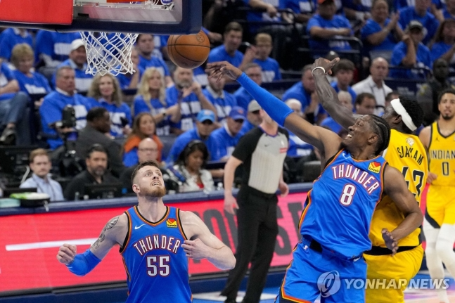 파스칼 시아캄의 슛을 저지하는 오클라호마시티 선수들 / 사진=연합뉴스
