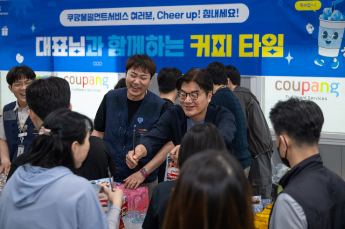 정종철 쿠팡풀필먼트서비스 대표이사가 지난 5일 동탄센터에서 직원들을 격려하고 있다