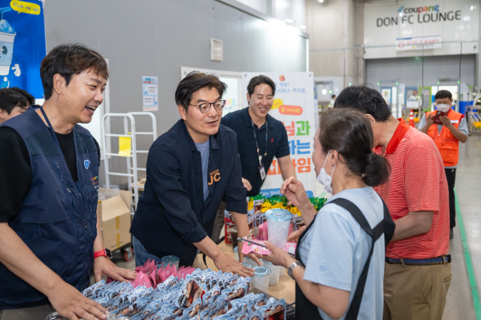 정종철 쿠팡풀필먼트서비스 대표이사가 지난 5일 동탄센터에서 직원들을 격려하고 있다