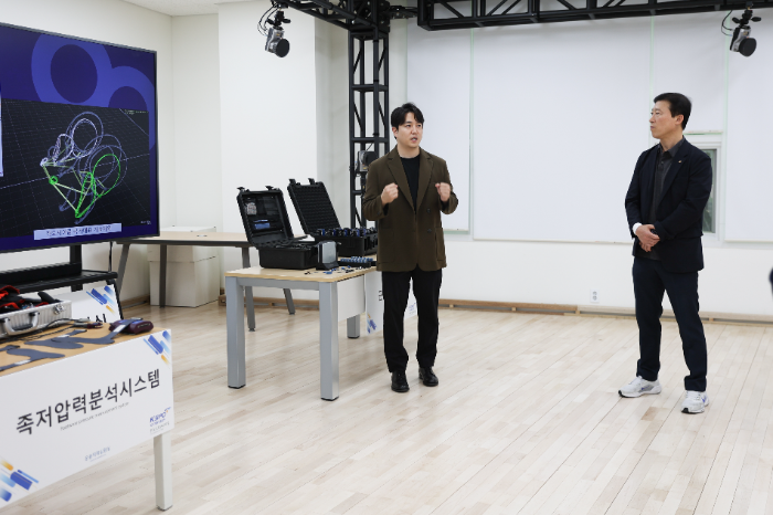 김텍스 촌장의 스포츠과학 시설 견학 모습