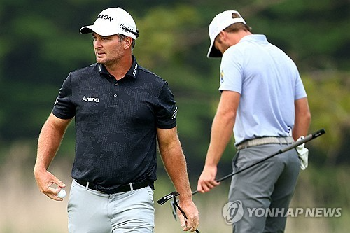 연장전에서 우승한 폭스(왼쪽)와 패배한 번스. / 사진=연합뉴스