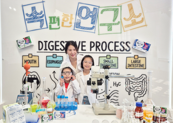 한독이 충청북도와 함께 진행한 ‘속 편한 연구소 in 충북’ 팝업 전시가 성황리에 막을 내렸다. 행사장을 찾은 가족이 소화제 훼스탈이 마련한 연구소 컨셉의 체험공간에서 사진을 찍으며 즐거운 시간을 보내고 있다. 충청북도, 충청북도역사문화연구원, 한독, 한독의약박물관이 함께 기획한 이번 행사는 지난 4일부터 8일까지 5일간 충북산업장려관에서 열렸으며, 2만여 명이 방문했다. (한독 제공)