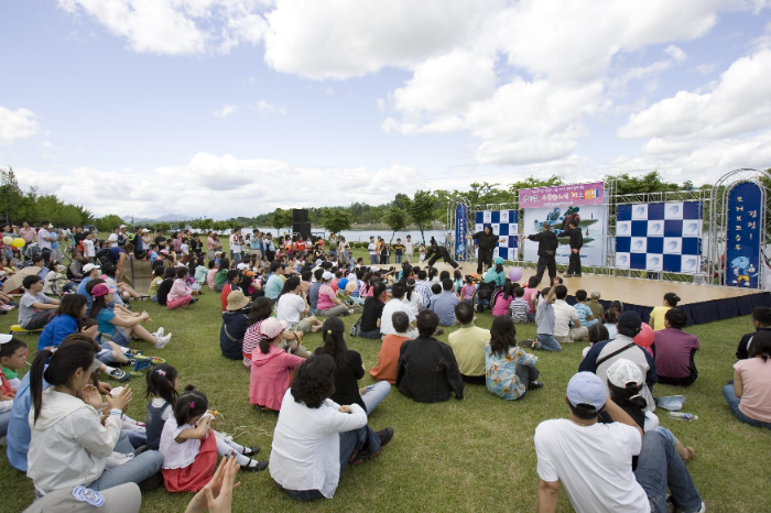 미사경정공원에서 시민들이 공연을 관람하고 있다. 지난해 235만여 명이 미사경정공원을 찾았다.