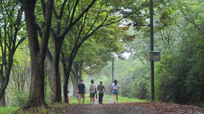 시민들이 미사경정공원 내 숲길을 산책하며 자연을 만끽하고 있다.