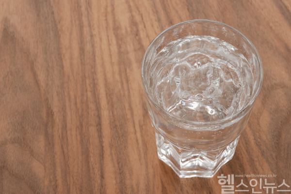 우리 국민의 음료 섭취량은 늘었지만, 당 섭취는 줄었으며 수분은 물로 충분히 섭취하는 것이 건강에 좋다. (클립아트코리아)