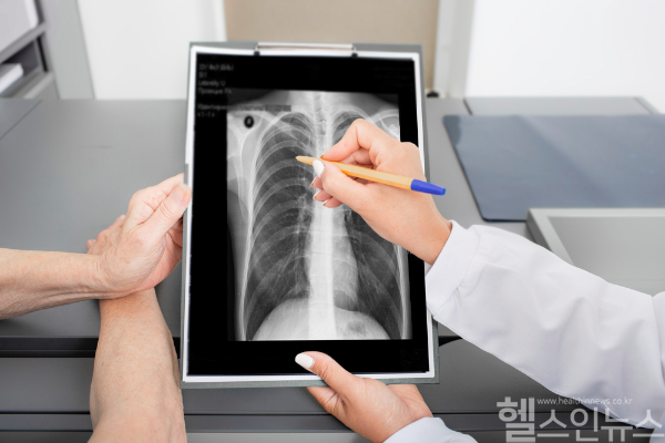 감기인 줄 알았던 숨 가쁨이 천식일 수 있으니, 조기 진단과 꾸준한 관리가 중요하다. (클립아트코리아)