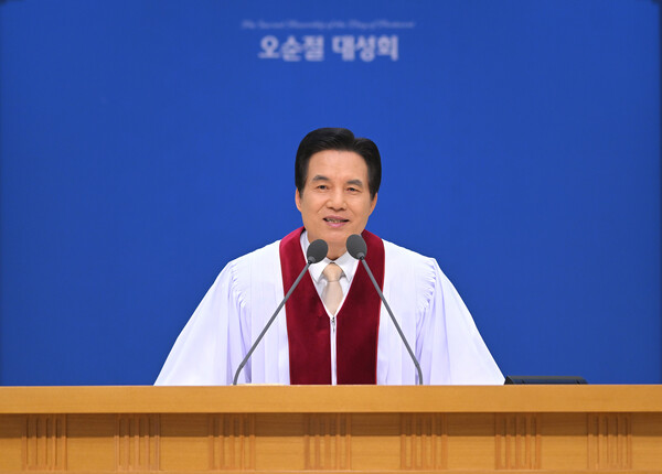오순절 대성회에서 설교 중인 하나님의 교회 총회장 김주철 목사.