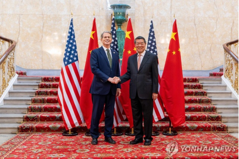 양국 무역 협상을 이끄는 스콧 베선트 미국 재무부 장관(왼쪽)과 허리펑 중국 국무원 부총리가 9일(현지시간) 영국 런던에서 만나 악수하고 있다. 사진=AFP, 연합뉴스