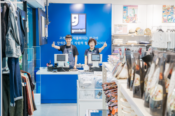 (왼쪽부터) 굿윌스토어 밀알야탑점 천태호 장애직원, 최광숙 시니어직원