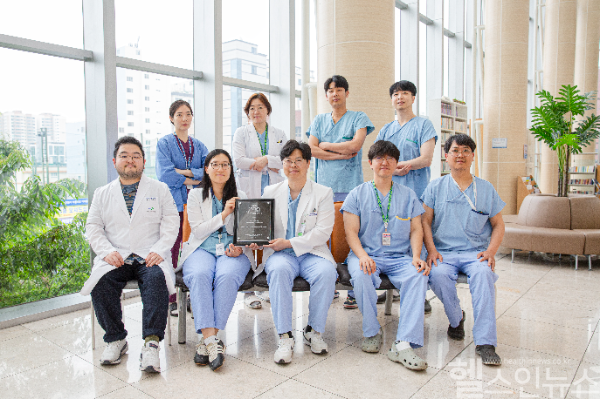 부산대병원 ECMO팀이 세계에크모학회(ELSO) 플래티넘 센터 인증을 기념해 병원에서 단체 사진을 촬영하고 있다. (부산대병원 제공)