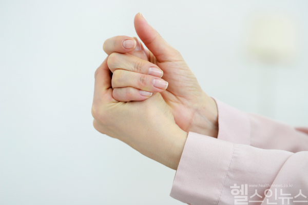 손발 저림 증상은 검사 시기와 종류에 따라 정상 판정될 수 있어 재검사가 필요하다. (클립아트코리아)