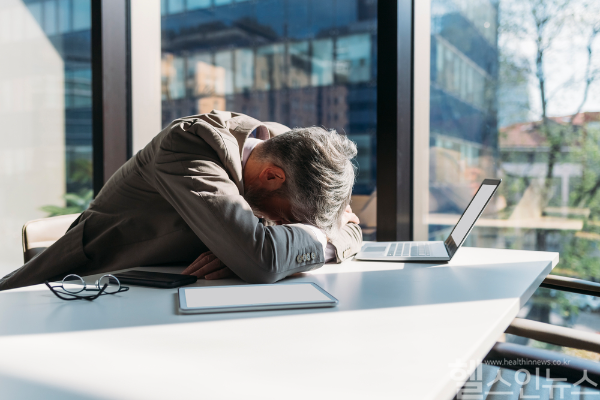 과도한 피로와 혈액순환 문제는 발기부전을 유발하며, 규칙적인 운동과 건강한 생활 습관이 예방과 치료에 중요하다. (클립아트코리아)