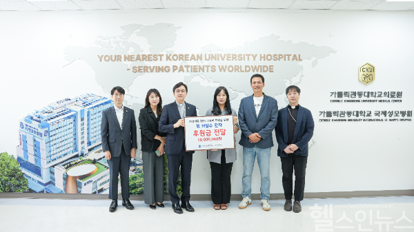 (왼쪽 세 번째부터)고동현 병원장-허영숙 씨-정용찬 씨 (국제성모병원 제공)