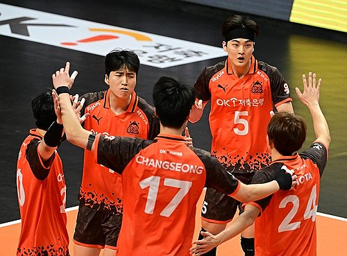 득점 후 기뻐하는 OK저축은행 선수들 / 사진=연합뉴스