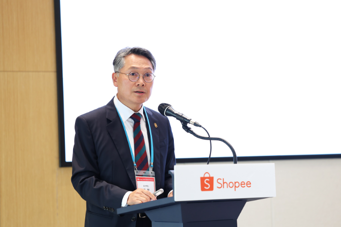 (10일 서울 송파구 롯데월드타워에서 열린 ‘2025 쇼피코리아 K뷰티 써밋’에서 최경 코스맥스 부회장이 K뷰티 동남아 진출 전략에 대해 발표하고 있다.)