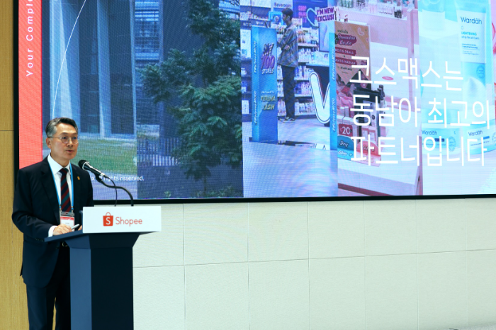 (10일 서울 송파구 롯데월드타워에서 열린 ‘2025 쇼피코리아 K뷰티 써밋’에서 최경 코스맥스 부회장이 K뷰티 동남아 진출 전략에 대해 발표하고 있다.)