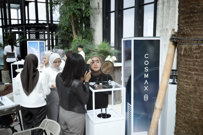 (지난해 코스맥스인도네시아가 주최한 코스맥스 뷰티페어에서 방문객들이 코스맥스 제품을 사용해보고 있다.)