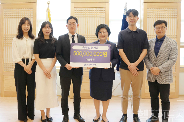 지난달 29일 진행된 기부식에서 문시연 숙명여대 총장(왼쪽에서 네 번째) 등 관계자들이 기념 촬영을 하고 있다. (대웅제약 제공)