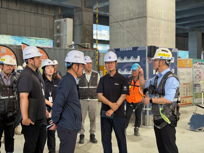 고용노동부 고양지청과 안전보건공단 고양파주지사는 여름철 폭염에 노출돼 일하는 근로자의 건강보호를 위해 안전사고 발생 위험이 높아지는 시기를 앞두고 건설 현장을 대상으로 합동 안전점검 및 캠페인을 진행했다./안전보건공단 고양파주지사