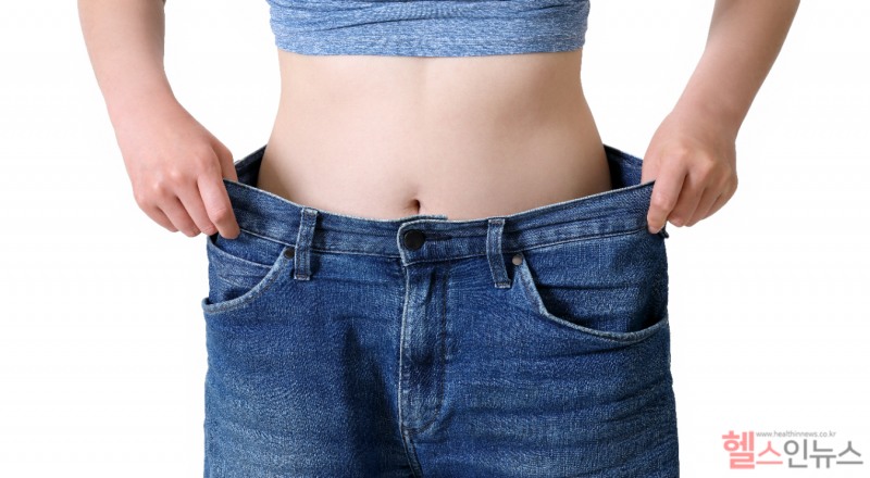 복부 근육은 평소에 의식적으로 사용하기 어려운 부위다.따라서 전신 운동과 병행하며 스트레칭을 함께 해주는 것이 효과적이다. (클립아트코리아)