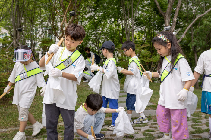 넷마블 푸르니 어린이집 원생들이 구로구 지타워 내 생태연못 ‘수생비오톱’에서 플로깅 활동을 체험하고 있다.