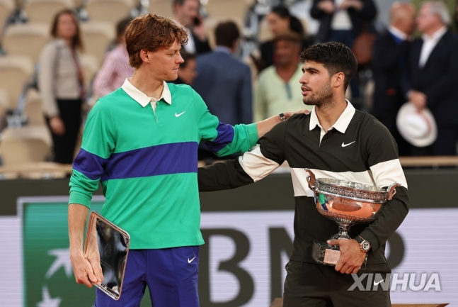 시상식에서 서로 격려하는 신네르(왼쪽)와 알카라스 / 사진=연합뉴스