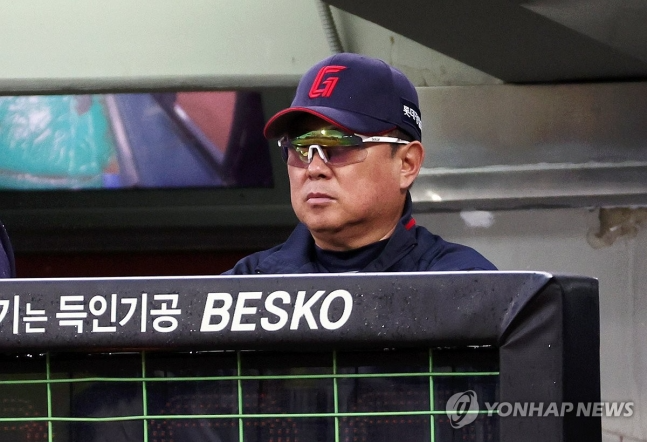 경기 지켜보는 김태형 감독 / 사진=연합뉴스