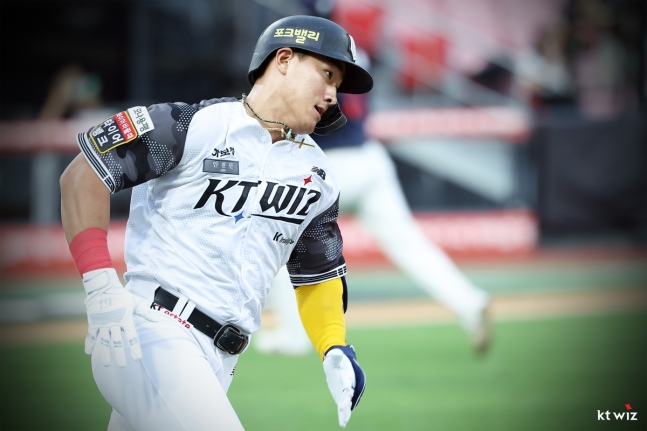 맹타로 수비 실수를 만회한 kt 안현민 / 사진=kt wiz 제공