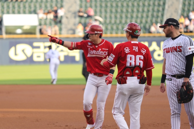 10일 LG와 경기에서 1루 출루 후 기뻐하는 SSG 최지훈(왼쪽). / 사진=연합뉴스