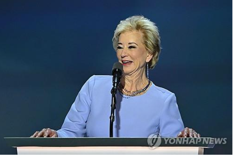 린다 맥마흔 장관은 10일(현지시간) 하버드대가 교육 정책을 바꾸면 중단된 연구 지원금을 재개할 수 있다고 밝혔다고 블룸버그통신이 보도했다. 사진=AFP, 로이터통신