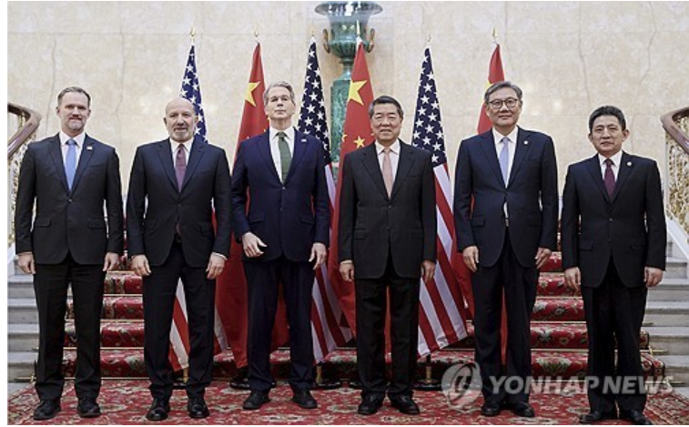 협상에 앞서 미국과 중국 고위급 회담 대표단이 포즈를 취하고 있다. 사진=중국 신화통신, 연합뉴스