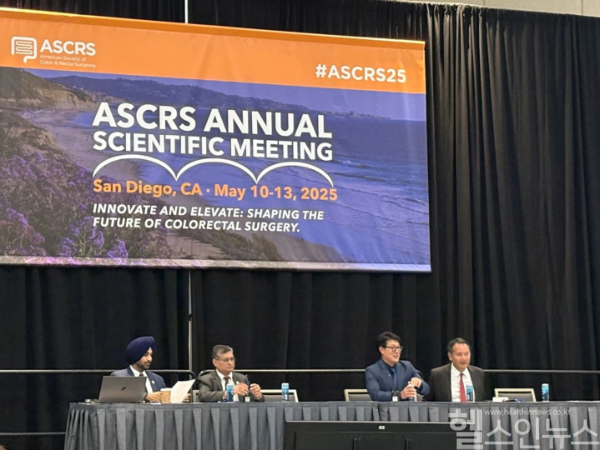미국대장항문학회(American Society of Colon and Rectal Surgeons) 초청으로 세계 대장암 분야 전문가를 대상 강연을 진행 이윤석 교수(오른쪽 두 번째) (서울성모병원 제공)