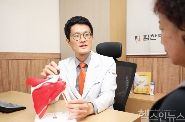 신명진 부평힘찬병원 정형외과 원장이 환자에게 어깨 콜라겐 주사치료에 대해 설명하고 있다. (힘찬병원 제공)