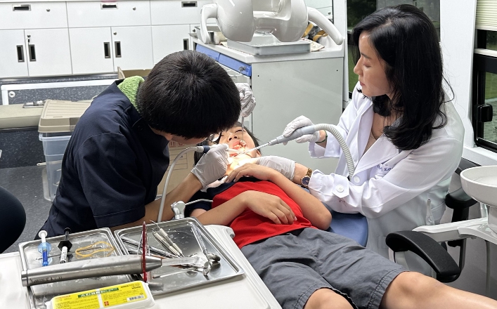 정읍시가 충치 예방에 가장 효과적인 시기인 학령기 아동들을 위해 학교로 직접 찾아가는 ‘치아홈메우기’ 사업에 본격 착수했다. (정읍시 제공)