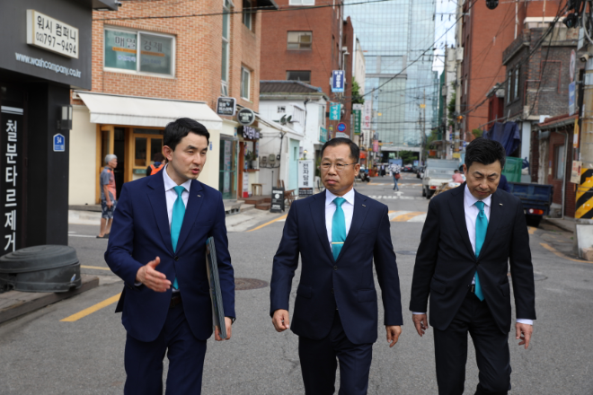 포스코이앤씨 정희민 사장과 임직원들이 현장을 직접 둘러보고 있다.ⓒ포스코이앤씨