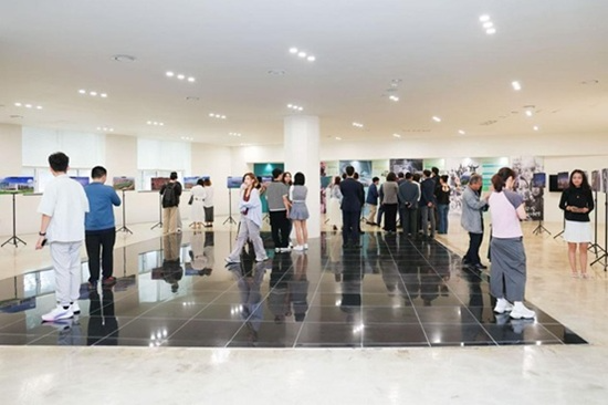 '산 넘어 바다 건너 나누는 대화' 칭다오-대구 국제 우호도시 사진전 현장 (사진=조정양)