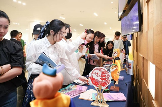 '대구·칭다오 문화홀' 전시구역을 관람하는 대구대학교 교직원들과 학생들 (사진=조정양)