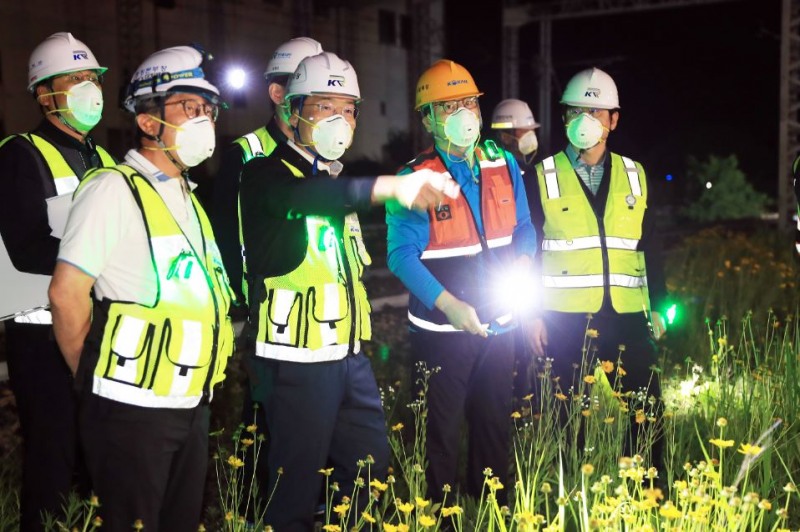 이성해 국가철도공단 이사장(맨 앞 왼쪽 두 번째)이 11일 오전 1시 경부선 평택역~성환역 구간의 선로 자갈을 교체·정비하는 유지보수 현장을 방문해 철도시설 안전관리 실태 점검을 하고 있다./국가철도공단